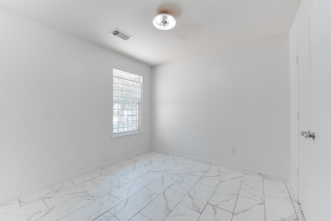 Building Photo - 8510 Village Hollow Ln