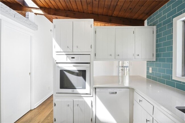 Building Photo - 3684 Northlake Dr