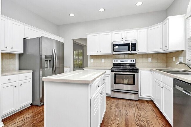 Building Photo - Wonderfully Updated 4BD/2.5BA Cul-de-Sac Home!