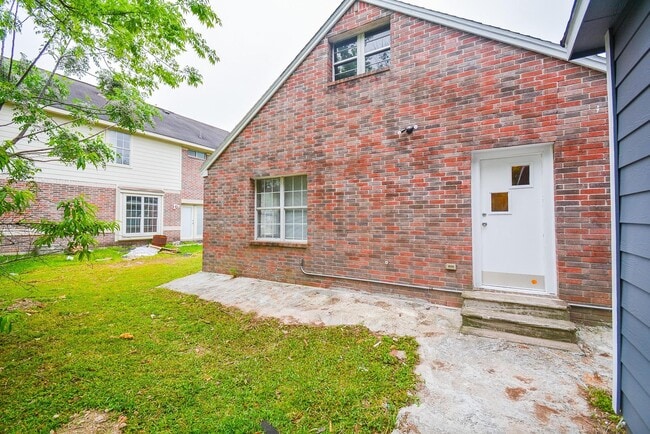 Building Photo - 14631 Renault St