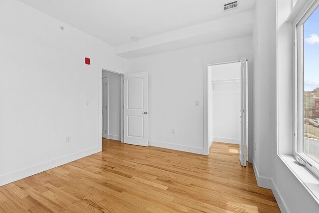 Building Photo - 1400 9th St