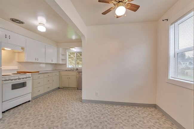 Building Photo - 2 bed 1 bath home in the heart of downtown Forest Grove