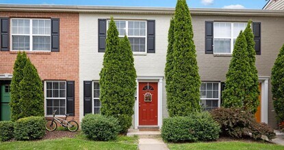 Building Photo - Exceptionally maintained townhouse in Fred...