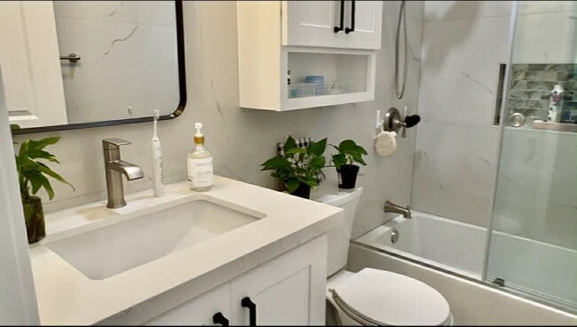 Building Photo - Beautiful Fully Furnished Home in Garden G...