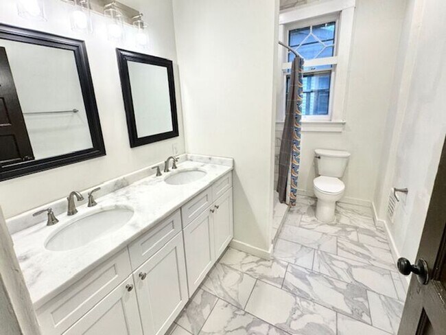 Building Photo - Historic Large Beautiful midtown home near Rhodes College available for Rent!