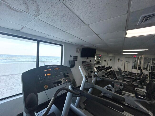 Building Photo - 3725 S Ocean Dr