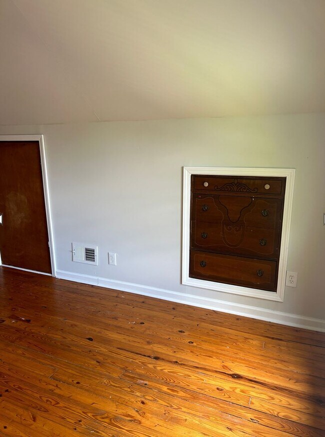 Building Photo - AVAILABLE MID-JUNE!