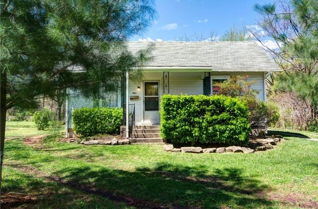 Building Photo - 2 bed 1 bath 792 sqft