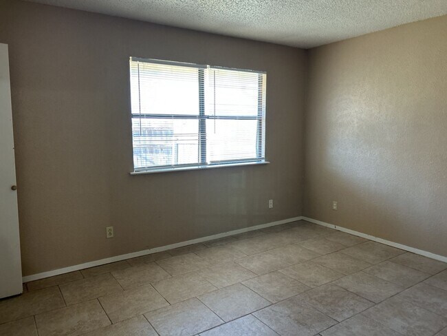 Building Photo - 2405 Shoemaker Dr