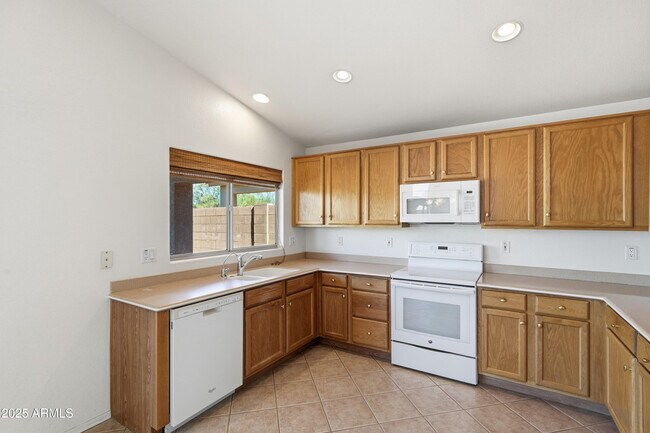 Building Photo - 4626 E Thorn Tree Dr