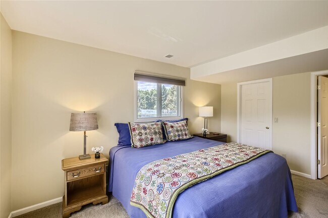 Building Photo - Updated 2 Bed 2 Bath Hunter Creek Condo W/Community Pool