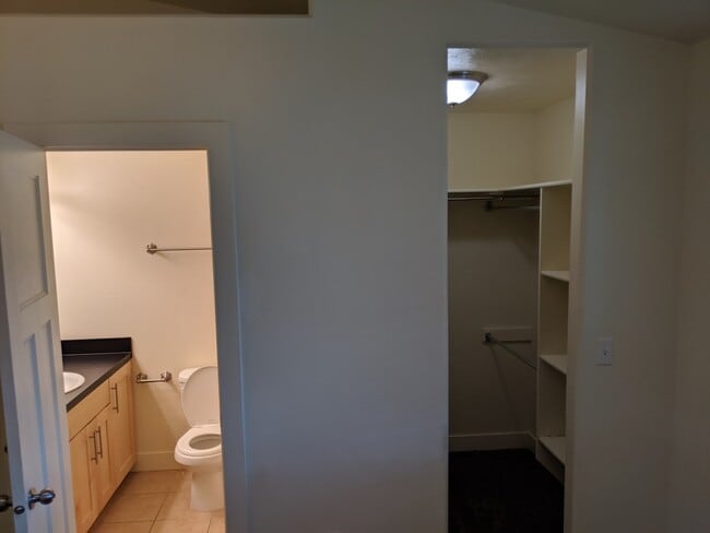 Building Photo - Desirable 2 bed, 2.5 bath Lincoln Park tow...