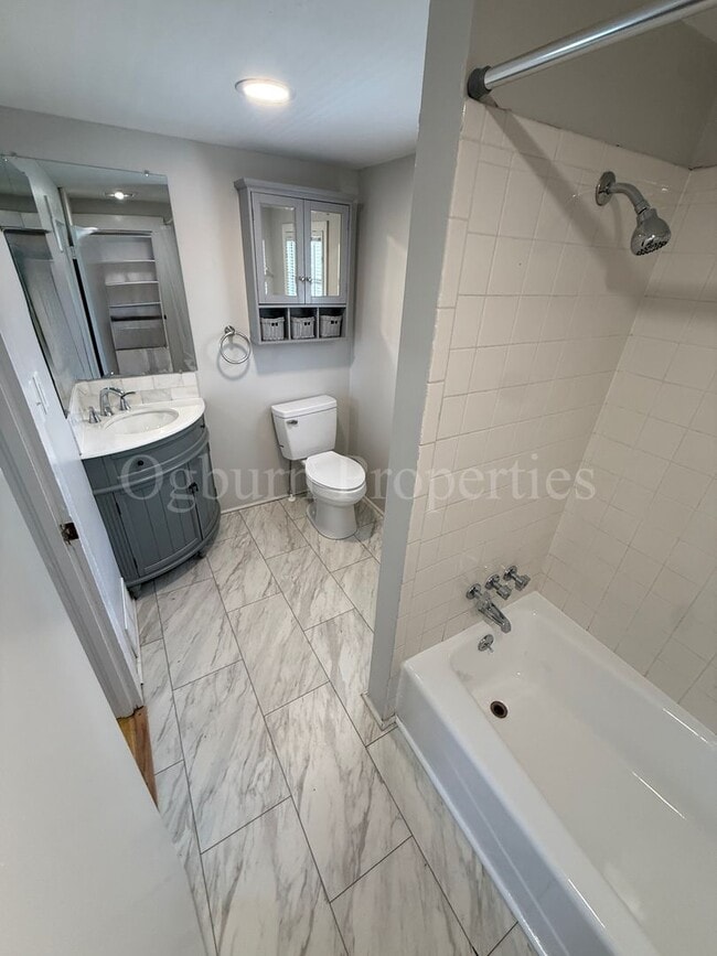 Building Photo - 1100 Franklin St SW