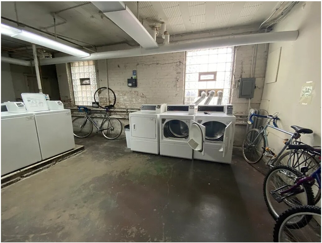 Building Photo - 1127 W Farwell Ave