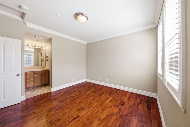 Building Photo - 200 Live Oak Way