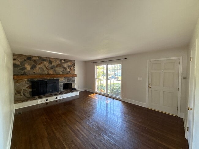 Building Photo - 3-Bedroom Home in Montclaire!