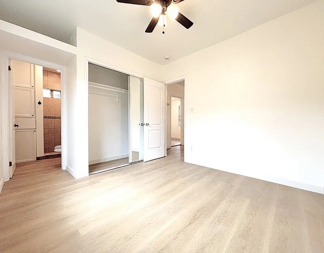 Building Photo - 727 E 81st St