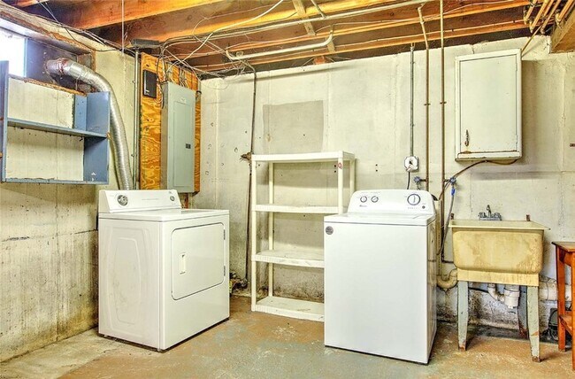 Building Photo - 12 Whalen Dr