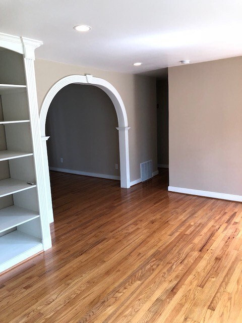 Building Photo - LARRYMORE ACRES