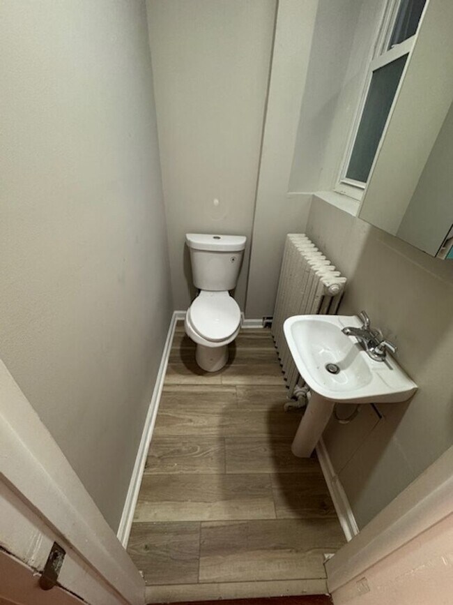 Building Photo - Looking for spacious house check this one out.