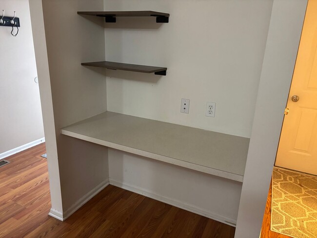 Building Photo - Grand Ridge condo available now.  Forest Hills Eastern Schools.