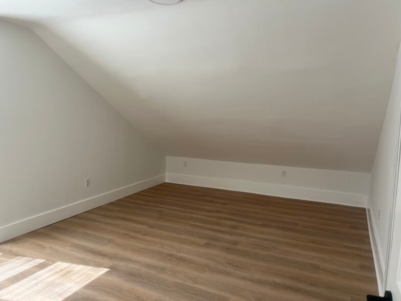 Building Photo - 10 Gates St