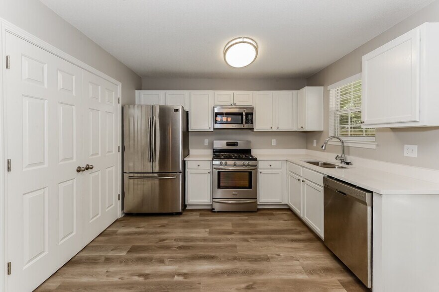 Building Photo - 2860 Highland Hill Pkwy