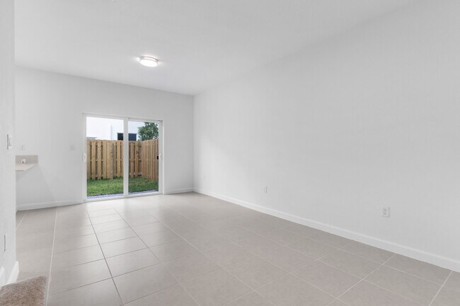 Building Photo - 2665 SE 28th St