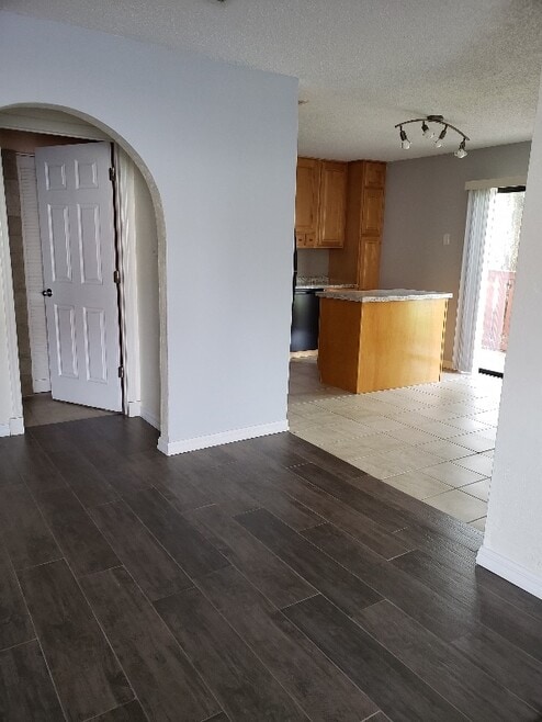 Building Photo - 2087 Oak Meadow Cir