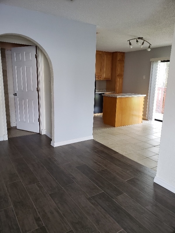 Building Photo - 2087 Oak Meadow Cir