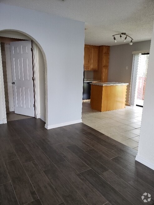 Building Photo - 2087 Oak Meadow Cir