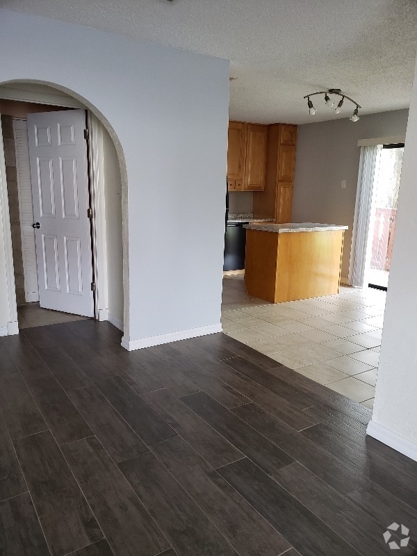 Building Photo - 2087 Oak Meadow Cir