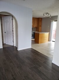 Building Photo - 2087 Oak Meadow Cir