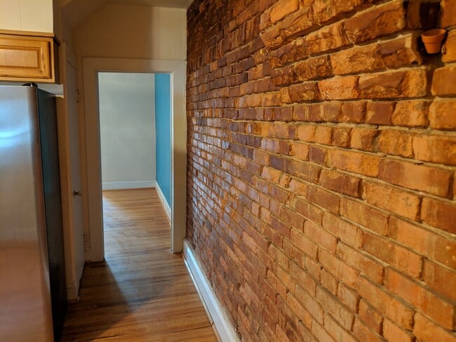 Building Photo - Charming Historic townhouse in downtown Frederick available mid June!