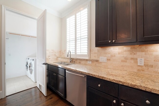 Building Photo - 2421 Beall St