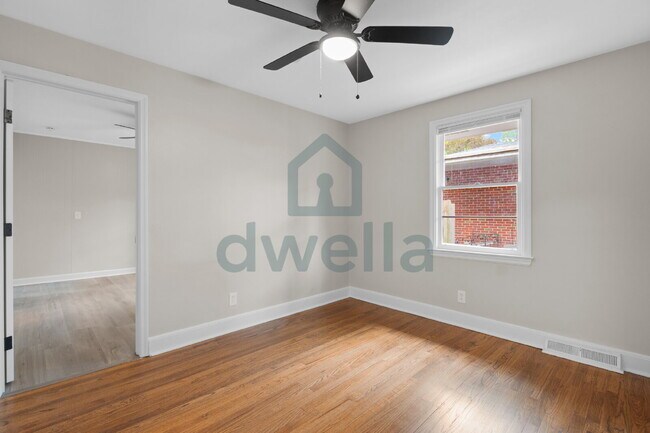 Building Photo - "Charming 5-Bedroom Oasis with 2 Full Bath...