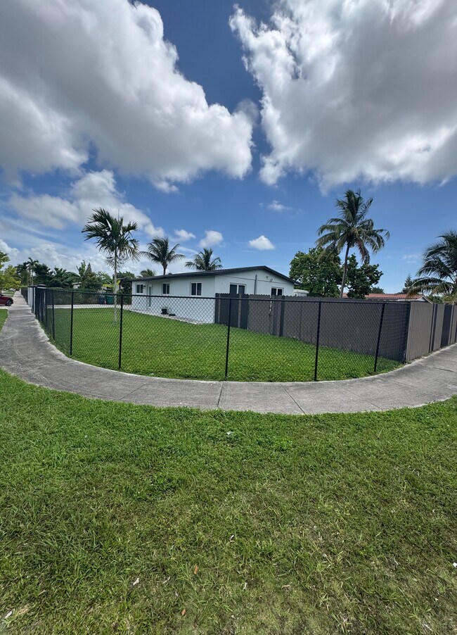 Building Photo - House