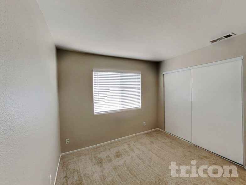 Building Photo - 5646 Roundrock Dr