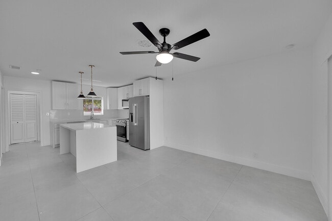 Building Photo - 2821 NE 2nd Ave