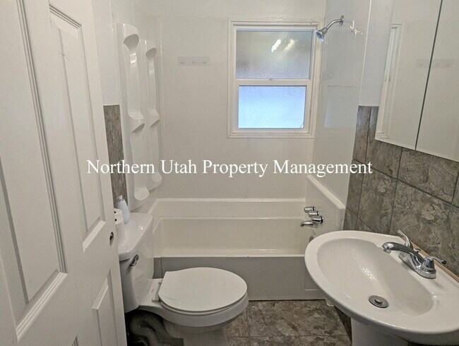 Building Photo - 4 bed 2 bath home