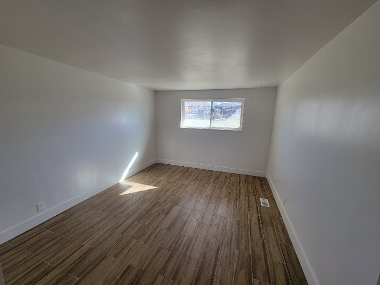 Building Photo - 556 W Vine St