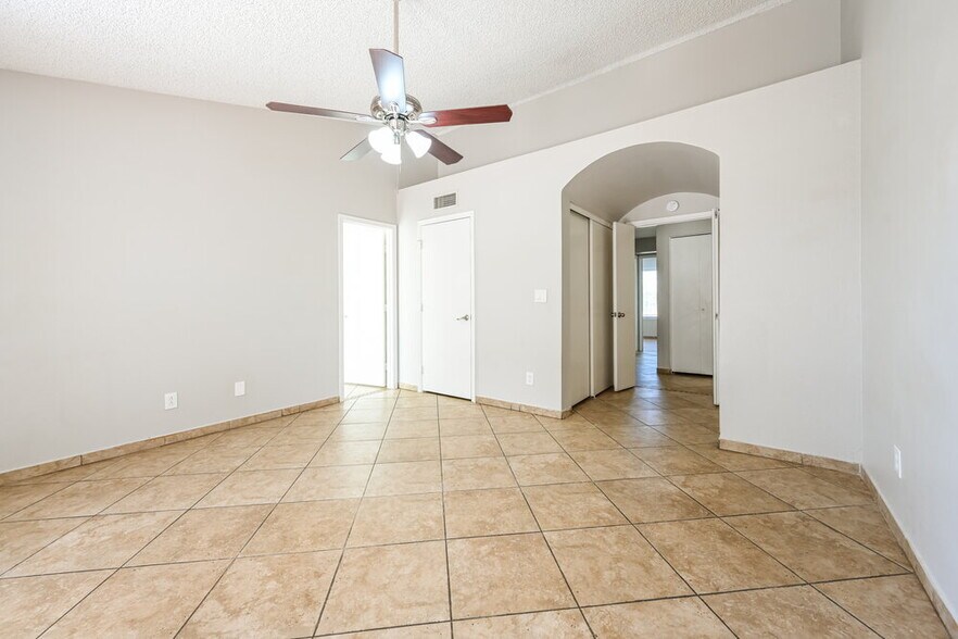 Building Photo - 4467 W Yorkshire Dr