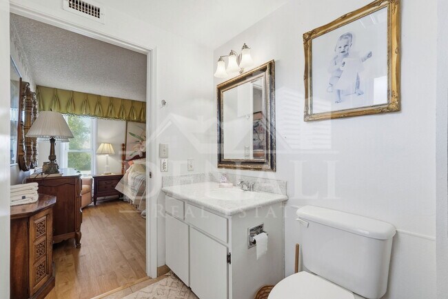 Building Photo - 9807 W Mockingbird Dr