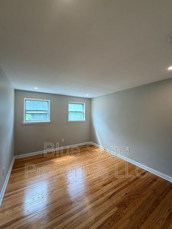 Building Photo - 4424 Bloomfield Ave