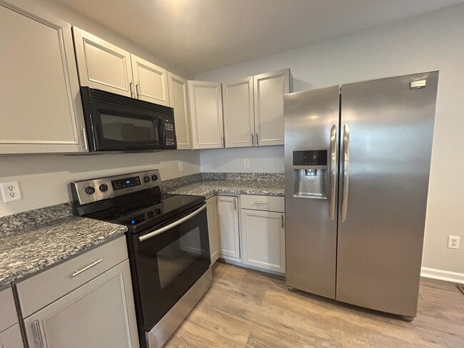 Building Photo - Sublease 6/1/25- 10/31/25