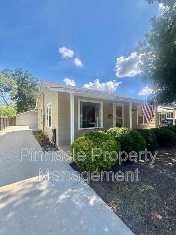 Building Photo - 210 Midget St