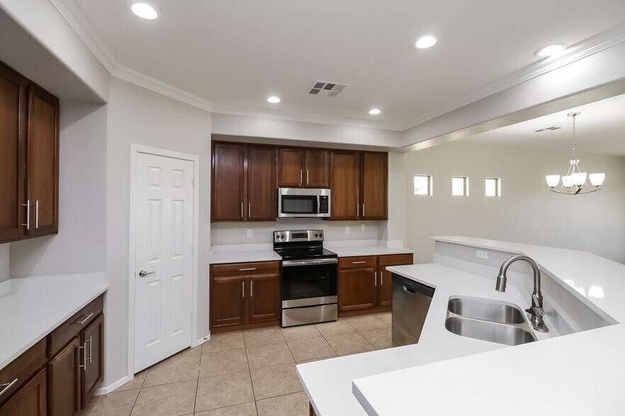 Building Photo - 4723 S 99th Dr