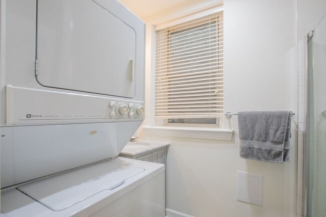 Building Photo - Stunning 2 BR/2 BA Condo in Dupont Circle!