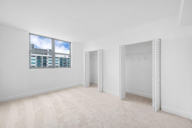 Building Photo - 7501 E Treasure Dr