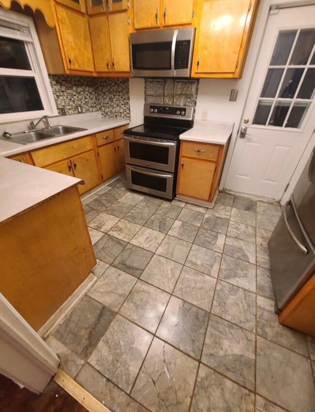 Building Photo - 913 Brookside Dr